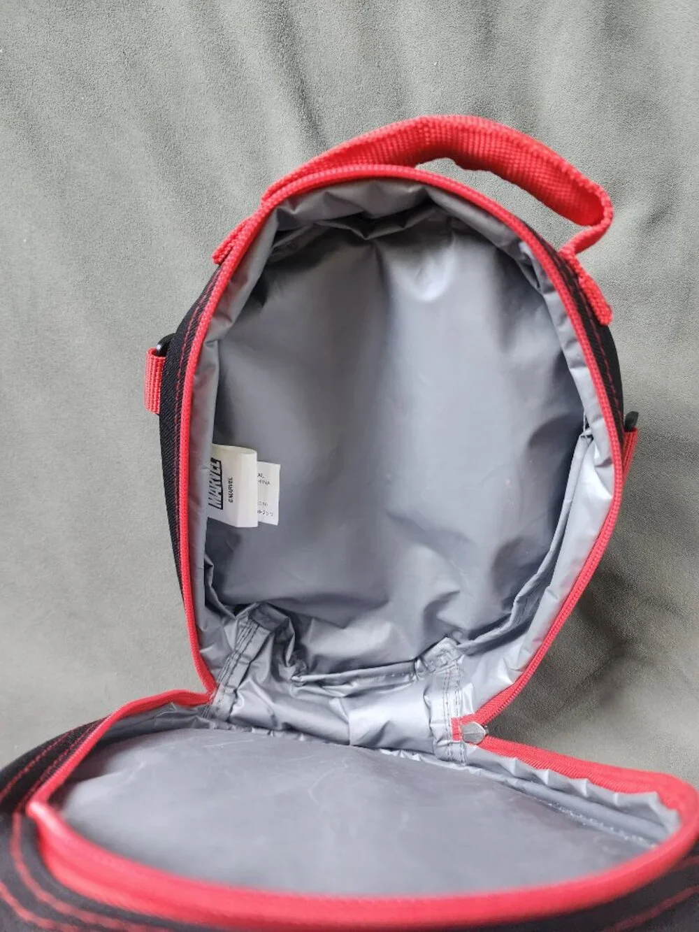 Marvel Spider-Man insulated lunch box featuring head-shaped design.